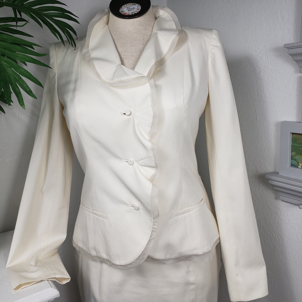 Carolina Herrera Ivory w/ Ruffles - Cashmere Cotton  Blazer & Skirt Nostalgic 10